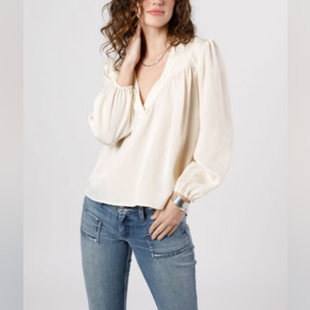 SALE🤗CASH IVORY LONG SLEEVE TOP Size M